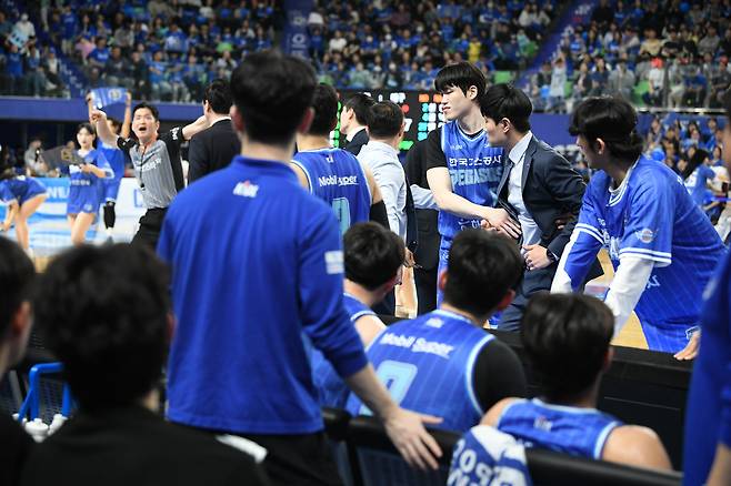가스공사 강 혁 감독의 퇴장 장면. 사진제공=KBL