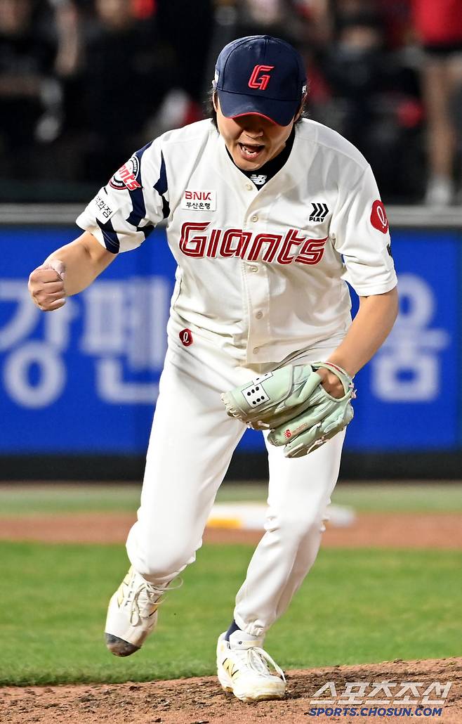 10일 부산 사직야구장에서 열린 KIA와 롯데의 경기, 7회초 2사 1,2루 롯데 정철원이 KIA 위즈덤을 스트라이크 아웃 낫아웃 처리하며 환호하고 있다. 부산=허상욱 기자wook@sportschosun.com/2025.04.10/