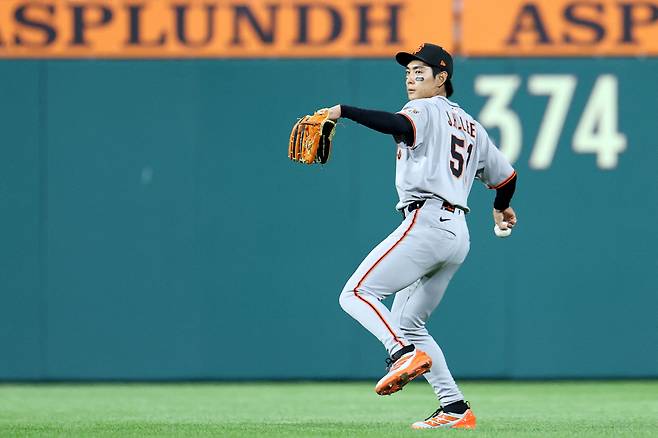 PHILADELPHIA, PENNSYLVANIA - APRIL 14: Jung Hoo Lee #51 of the San Francisco Giants throws to the infield during a game against the Philadelphia Phillies at Citizens Bank Park on April 14, 2025 in Philadelphia, Pennsylvania.   Emilee Chinn/Getty Images/AFP (Photo by Emilee Chinn / GETTY IMAGES NORTH AMERICA / Getty Images via AFP)







<저작권자(c) 연합뉴스, 무단 전재-재배포, AI 학습 및 활용 금지>