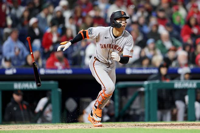 샌프란시스코 자이언츠 이정후가 17일(한국시각) 시티즌스 뱅크파크에서 열린 필라델피아 필리스전에서 5회초 우익선상 2루타를 터뜨리고 있다. AFP연합뉴스
