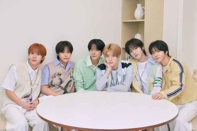 타이틀곡 'poppop'은 통통 튀는 멜로디와 NCT WISH의 청량한 감성이 어우러진 댄스 팝 곡이다. 벨, 리드 신스와 함께 등장하는 묵직한 베이스 라인, 역동적인 퍼커션 사운드가 조화를 이루며 쉴 새 없이 귀를 즐겁게 한다. /SM엔터