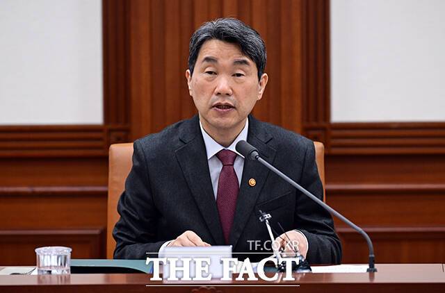 이주호 사회부총리 겸 교육부 장관이 18일 오후 서울 종로구 정부서울청사에서 열린 사회관계장관회의에 참석해 모두발언을 하고 있다. /임영무 기자