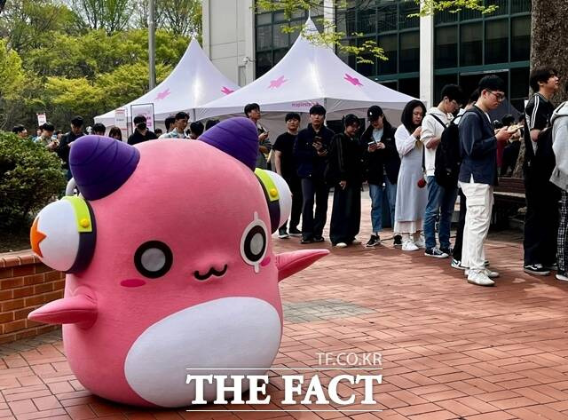 17일 오전 서울 광진구 세종대학교 대양홀 앞에서 넥슨의 인기 온라인게임 '메이플스토리'의 대표 캐릭터 '핑크빈'이 등장하는 '핑크빈의 전국 캠퍼스 투어' 첫 행사가 열렸다. /조소현 기자