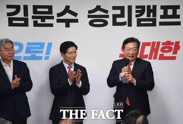 윤석열 전 대통령 법률대리인인 석동현 변호사(오른쪽)가 17일 오후 서울 여의도 대하빌딩에서 열린 김문수 국민의힘 경선후보 선거사무소 개소식에 참석해 지지발언을 하고 있다.