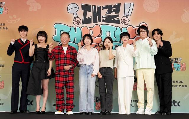 배우 곽동연, 코미디언 이은지 이봉원, 이진주 PD, 신혜원 PD, 코미디언 팽현숙 최양락, 배우 유승호(왼쪽부터)가 17일 오후 3시 서울 마포구 스탠포드호텔에서 열린 '대결! 팽봉팽봉' 제작발표회에 참석해 포즈를 취하고 있다. /JTBC