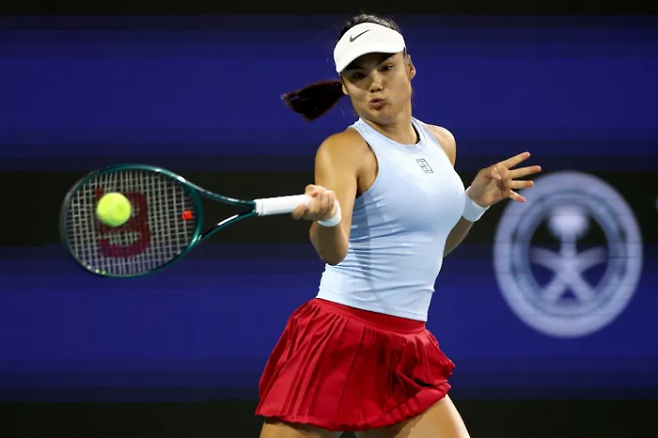 10대 나이로 US오픈에서 우승한 뒤 신데렐라로 떠오른 엠마 라두카누. 부상과 코치 교체 등으로 침체된 모습을 보이면서 거품 논란이 일고 있다. 사진 출처 시티에이엠닷컴