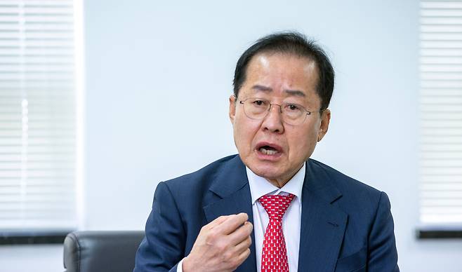 국민의힘 홍준표 대선 경선 후보가 15일 서울 여의도 캠프 사무실에서 본지와 인터뷰를 하고 있다. 홍 후보는 “(본선) 후보가 되면 이준석 개혁신당 대선 후보뿐만 아니라 민주당 계열 비명 인사들도 모셔와 대선을 치르겠다”고 했다./ 조인원 기자