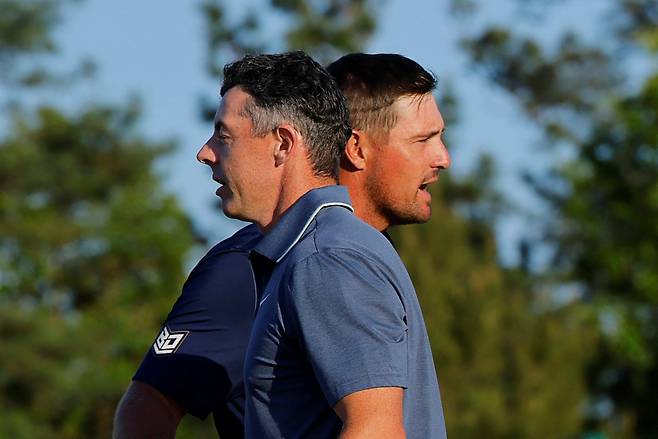 로리 매킬로이(왼쪽 얼굴)와 브라이슨 디섐보는 2025 마스터스 최종일 라운드를 펼치면서 서로 한 마디도 주고 받지 않았다. /로이터 연합뉴스