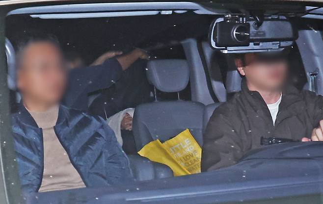 부모와 처자식 등 일가족 5명을 살해한 50대 가장 A씨가 지난 15일 경기도 용인서부경찰서로 압송되고 있다. /연합뉴스