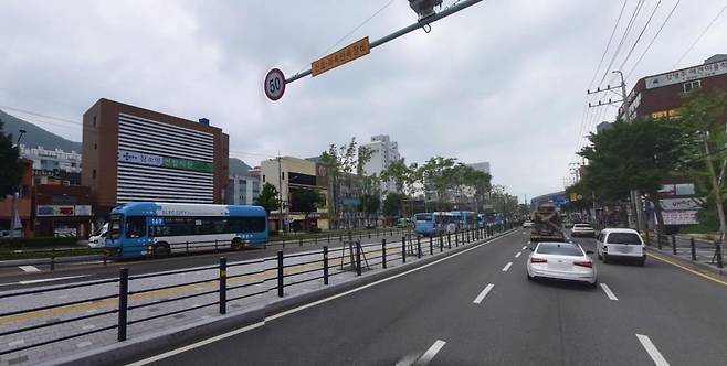 부산시가 오는 9월까지 소정원을 조성할 계획인 가야대로 BRT 주례역 정류장 전경./부산시
