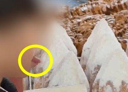 서울의 한 베이커리에서 오픈 진열된 빵에 혀를 갖다 대는 한 아이의 모습./인스타그램