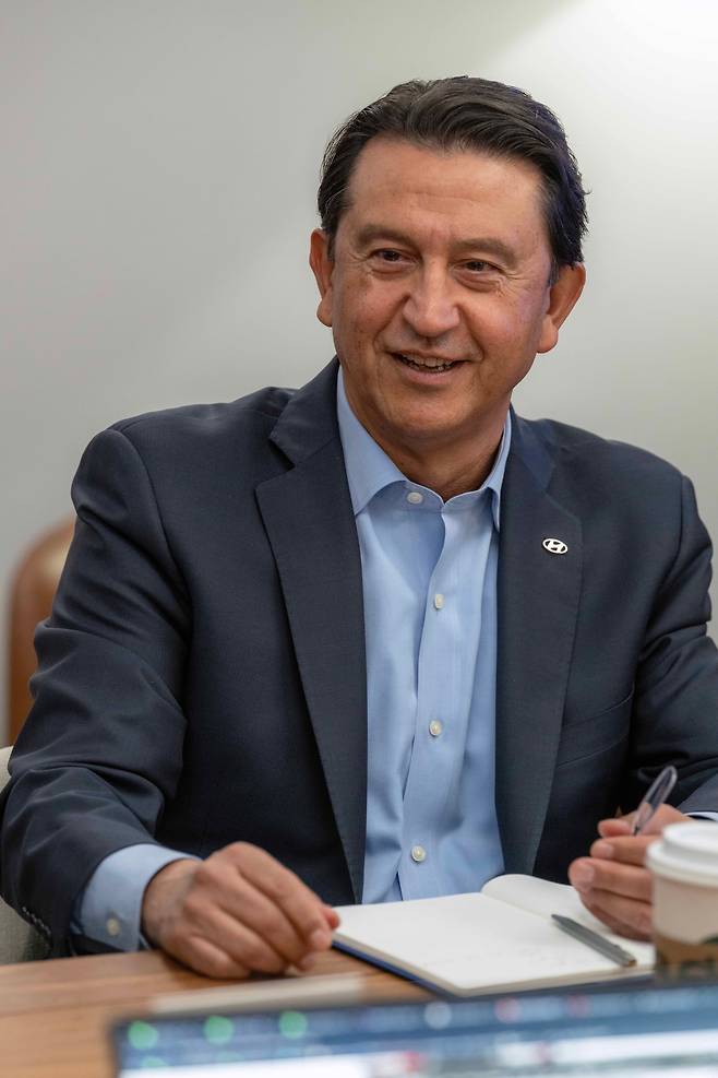 호세 무뇨스 현대차 대표이사 사장이 16일(현지시각) 미국 뉴욕 제이컵 재비츠 컨벤션 센터에서 열린 2025 뉴욕 국제오토쇼에서 한국 기자단과 만나 경영 계획에 대해 얘기하고 있다./현대차 제공