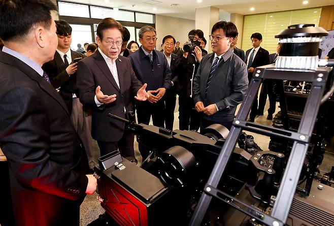 더불어민주당 대선후보 경선 주자인 이재명 전 대표가 17일 대전광역시 유성구 국방과학연구소(ADD)에서 AI 기반 무인체계 연구개발 현장을 둘러보고 있다./연합뉴스