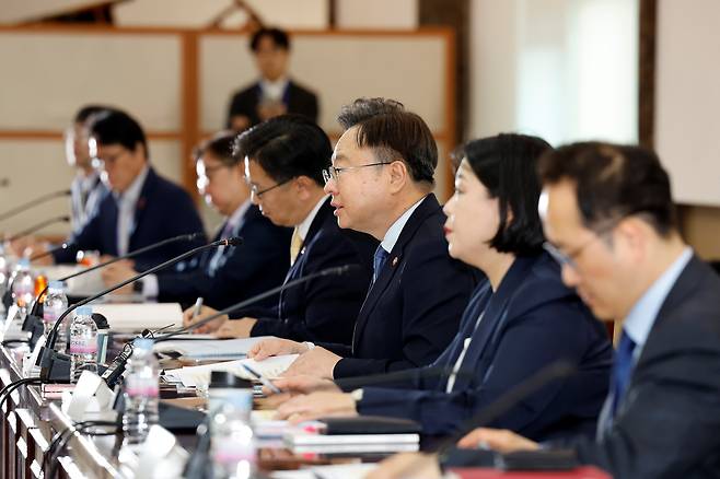 4월 17일 서울 광화문 정부서울청사에서 ‘2025년도 제2차 국민연금기금운용위원회’가 열리고 있다. / 보건복지부