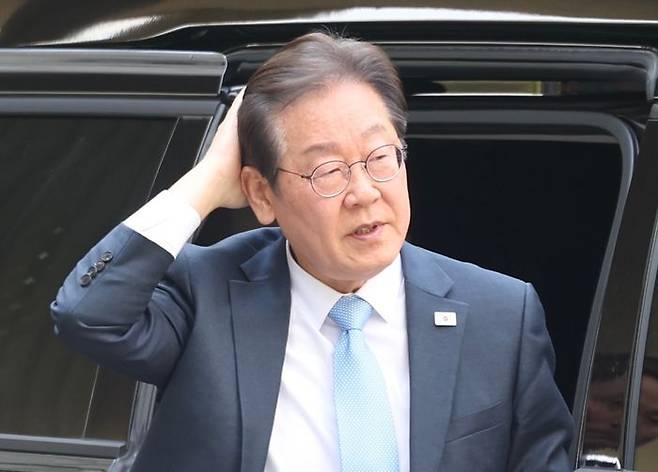 이재명 더불어민주당 전 대표가 15일 오전 서울 서초구 서울중앙지방법원에서 열린 대장동 배임 및 성남FC 뇌물 혐의 공판에 출석하고 있다. ⓒ뉴시스