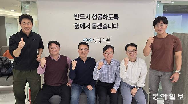 올해 1월 몸짱 프로젝트에 도전한 참가자들과 주치의들이 12주 과정을 성공적으로 마치고 오른손을 들어 파이팅을 외치고 있다. 왼쪽부터 최호천 서울대 의대 가정의학과 교수, 직장인 권순원 부장, 직장인 정언용 부장, 이진한 본보 의학전문기자, 이성호 센트럴서울안과의원 실장, 최재완 센트럴서울안과의원 원장. 이진한 의학전문기자·의사 likeday@donga.com