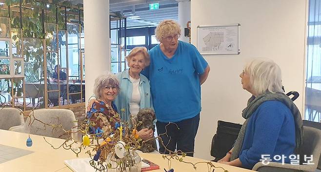 지난달 31일(현지 시간) 네덜란드 힐베르쉼에 있는 사회주택 ‘리브인’에서 시니어 입주자들이 담소를 나누고 있다. 이들은 공용 공간을 자유롭게 오가는 지역 주민들과 교류할 수 있는 것을 장점으로 꼽았다. 힐베르쉼(네덜란드)=조은아 특파원 achim@donga.com