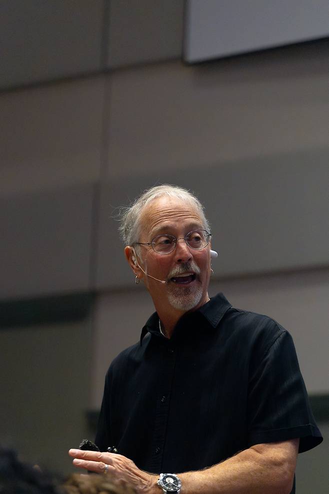 강연 중인 샘 리처드 미국 펜실베이니아주립대 사회학과 교수. 한류의 사회문화적 맥락을 주제로 한 리처드 교수의 강의는 유튜브 등 온라인 플랫폼에서 작지 않은 반향을 얻고 있다. ‘한류 전도사’로도 불리는 그는 최근 한국 콘텐츠의 성공 요인을 ‘공동체 의식과 사회적 책임’에서 찾는다. 샘 리처드 교수 제공