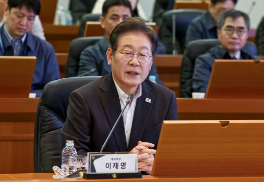 더불어민주당 대선후보 경선 주자인 이재명 전 당대표가 17일 대전광역시 유성구 국방과학연구소(ADD)에서 열린 현장간담회에서 발언을 하고 있다.<국회사진기자단·연합뉴스>