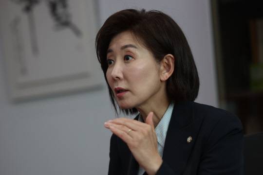 나경원 국민의힘 대선 경선 후보가 4월17일 국회 의원회관에서 연합뉴스와 인터뷰하고 있다.<연합뉴스 사진>