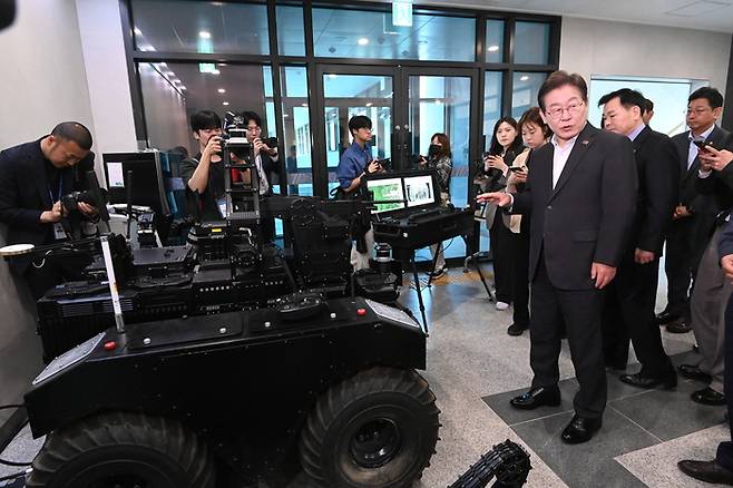 더불어민주당 대선후보 경선 주자인 이재명 전 대표가 17일 대전 유성구 국방과학연구소에서 개발 중인 무기체계를 둘러보고 있다. 연합뉴스