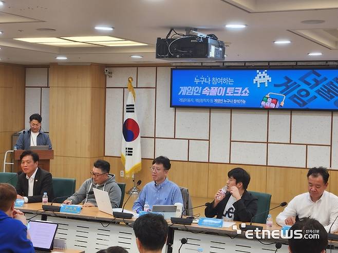 더불어민주당 게임특별위원회는 17일 서울 여의도 국회의원회관에서 출범 이후 첫 공식 행사로 '게임인 속풀이 토크쇼'를 개최했다. (왼쪽부터)조승래 더불어민주당 의원, 한승용 PS애널리틱스 최고전략책임자(CSO), 김정태 부위원장, 황희두 위원장, 이장주 이락디지털문화연구소장.