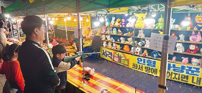 KakaoTalk_20250417_203726238_09.jpg 동네 아파트단지에서 야시장 열렸네요