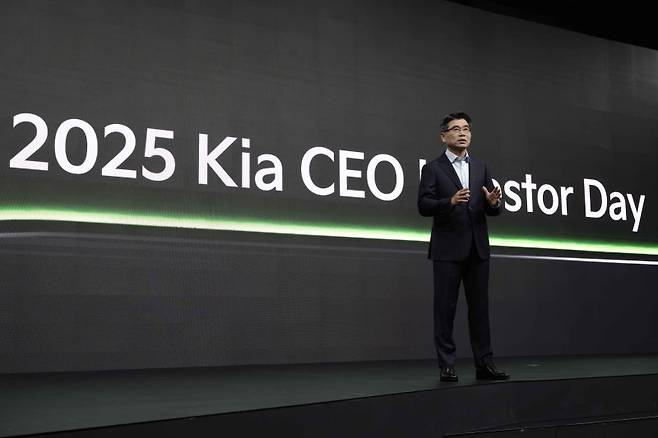 송호성 기아 사장이 지난 9일 서울 중구 신라호텔에서 열린 '2025 CEO 인베스터 데이'에서 기아의 중장기 사업 전략과 재무 목표 등에 설명하고 있다. 기아 제공