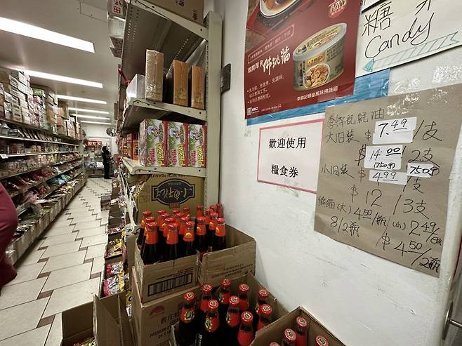 미국 샌프란시스코 차이나타운의 한 중국 식품점에 인상된 중국산 식품 가격이 기존 가격 태그 위에 덧붙여져 있다. 사진=홍창기 기자