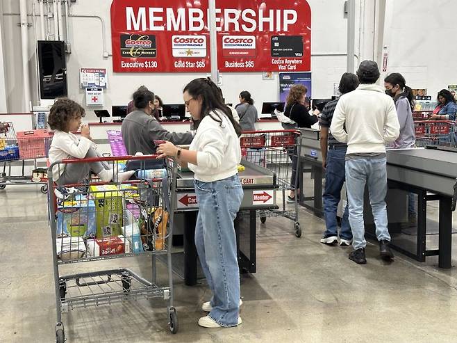 미국 캘리포니아주 산타클라라 지역의 한 코스트코 매장에서 소비자들이 계산대 앞에 서있다. 사진=홍창기 기자