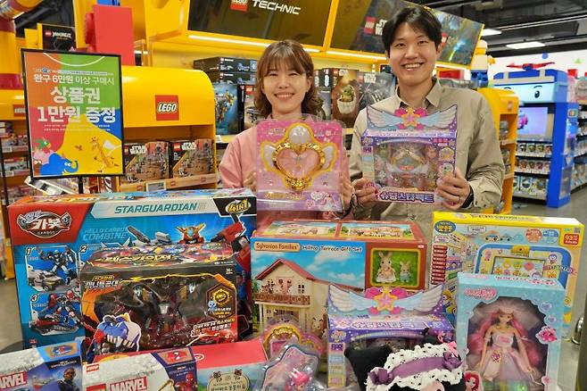 박재진, 이미리 토이저러스 MD가 서울 송파구 롯데마트 잠실점에서 장난감을 홍보하고 있다. 롯데마트 제공