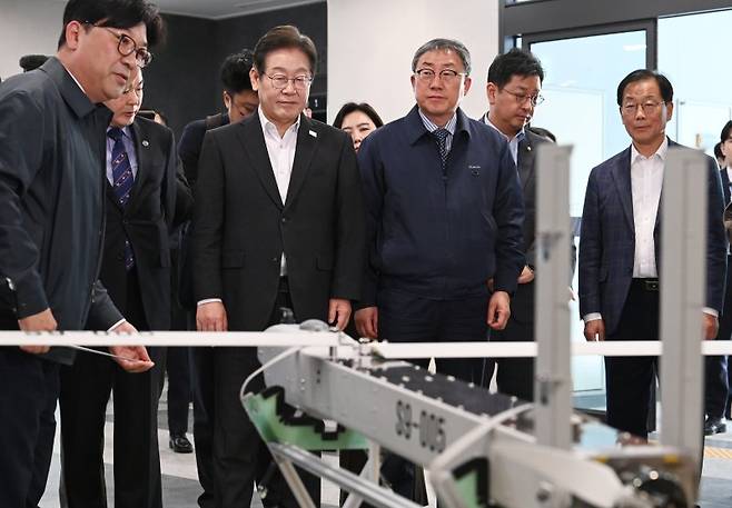 이재명 더불어민주당 대선 경선 후보가 17일 오전 대전 유성구 국방과학연구소를 방문해 개발중인 무기체계를 살펴보고 있다. 사진=뉴스1
