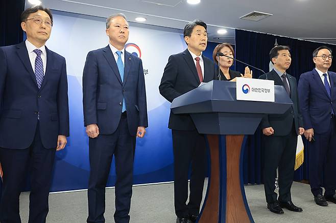 이주호 부총리 겸 교육부 장관이 17일 서울 종로구 정부서울청사에서 2026학년도 의대 모집인원 조정 방향 관련 브리핑을 하고 있다. 2025.4.17 (ⓒ뉴스1, 무단 전재-재배포 금지)