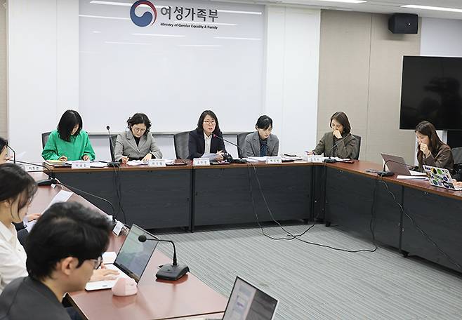 조민경 여성가족부 여성정책국장(가운데)이 정부서울청사에서 '제4차 여성의 경제활동 촉진과 경력단절 예방에 관한 기본계획' 및 '2023년 국가성평등지수' 주요내용을 발표하고 취재진의 질의에 답변하고 있다. 2025.4.15 (사진=여성가족부)