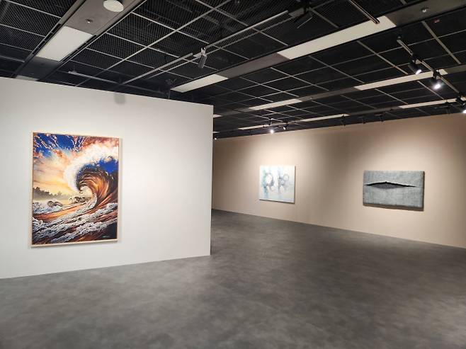 전시실 1은 장애 예술인으로 오랜 세월 활동했던 중견작가의 작품이 전시되어 있다.