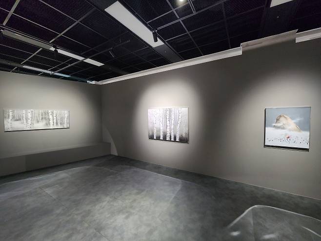 지체 장애를 가진 손영락 작가는 강한 생명력을 나타내는 자작나무, 자연 문화유산 인왕산을 소재로 작품을 제작했다.