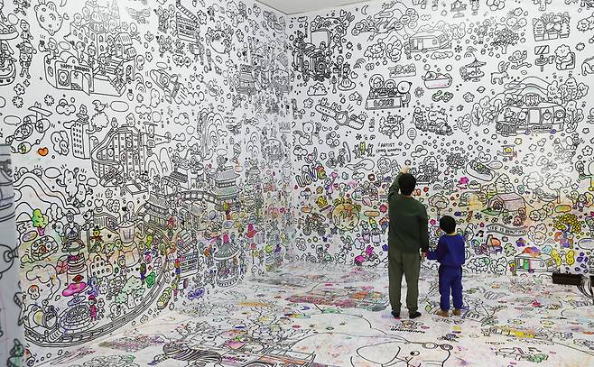 ‘가나아트파크’의 전시 공간 중의 하나인 ‘어린이체험관’에서 낙서 놀이를 하고 있는 가족. 박미향 기자