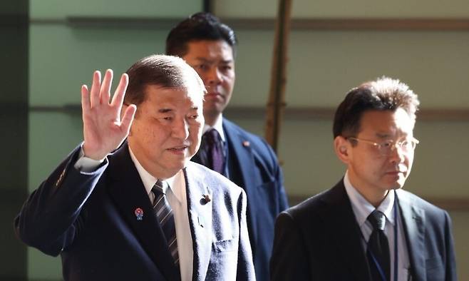 이시바 시게루 일본 총리(가운데)가 지난 8일 총리 관저에서 미국 정부 관세 협상 대표인 아카자와 료세이 경제재생상(오른쪽)과 함께 걸어가고 있다. EPA 연합뉴스