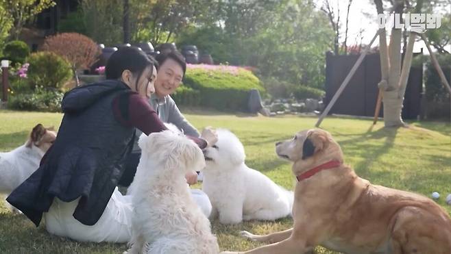 서울 용산구 한남동 대통령 관저 마당에서 반려견들과 함께 있는 윤석열 전 대통령과 김건희씨. 에스비에스(SBS) TV동물농장x애니멀봐 유튜브 갈무리