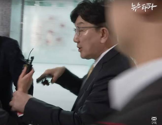권성동 국민의힘 원내대표(오른쪽)가 지난 16일 국회 의원회관에서 토론회가 끝난 뒤 이동하던 중 질문을 하기 위해 따라붙은 이명주 뉴스타파 기자의 취재를 거부하며 이 기자의 손목을 잡아끌고 가고 있다. 뉴스타파 유튜브 영상 갈무리