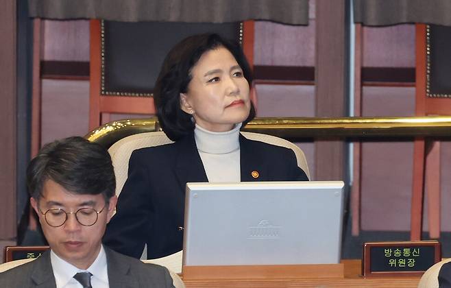 이진숙 방송통신위원장이 16일 교육·사회·문화 분야 대정부질문이 진행된 국회 본회의에 참석해 화면을 바라보고 있다.