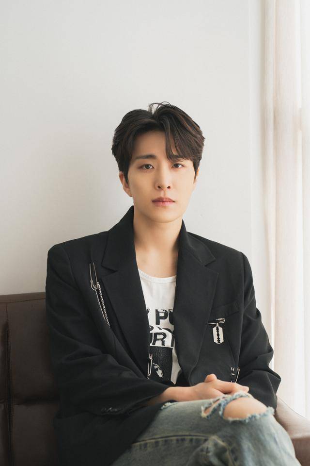 갓세븐 영재가 솔직한 매력을 뽐냈다. 앤드벗 컴퍼니 제공