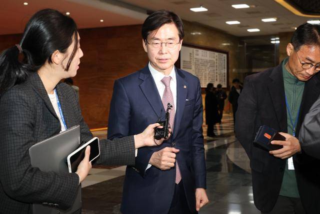 조경태(가운데) 국민의힘 의원이 6일 서울 여의도 국회에서 열린 비상의원총회에 참석하고 있다. 뉴스1