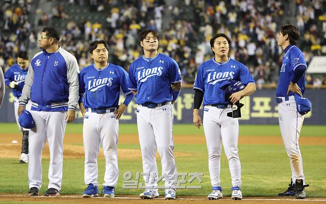 16일 오후 잠실야구장에서 열린 2025 프로야구 삼성과 LG 경기. 삼성이 12-2 패배했다. 경기종료후 선수들이 아쉬워하고 있다. 잠실=정시종 기자 capa@edaily.co.kr /2025.04.16.
