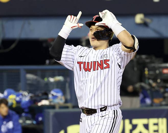 16일 오후 잠실야구장에서 열린 2025 프로야구 삼성과 LG 경기. LG 박동원이 5회 좌중간 3점 홈런을 날리고 그라운드를 돌고있다. 잠실=정시종 기자 capa@edaily.co.kr /2025.04.16.