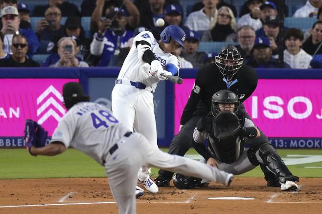 <yonhap photo-4250=""> Los Angeles Dodgers' Shohei Ohtani hits a solo home run as Colorado Rockies starting pitcher German Marquez, left, watches along with catcher Braxton Fulford during the first inning of a baseball game against the Colorado Rockies Wednesday, April 16, 2025, in Los Angeles. (AP Photo/Mark J. Terrill)/2025-04-17 12:26:07/ <저작권자 ⓒ 1980-2025 ㈜연합뉴스. 무단 전재 재배포 금지, AI 학습 및 활용 금지></yonhap>