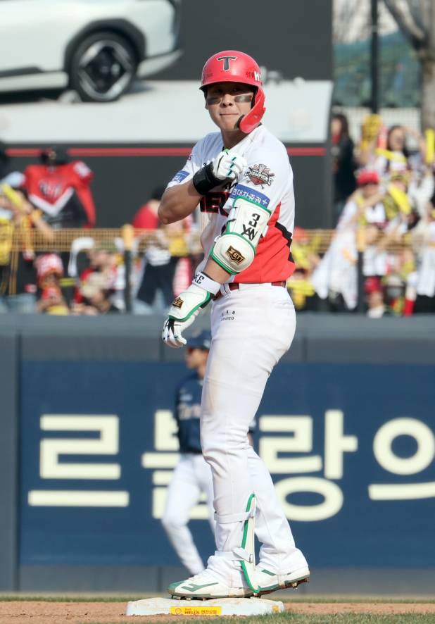 23일 오후 광주 기아챔피언스필드에서 열린 2025 프로야구 NC 다이노스와 KIA 타이거즈 경기. KIA 박찬호가 7회 2루타로 출루한뒤 기뻐하고 있다. 광주=정시종 기자&nbsp; /2025.03.23.