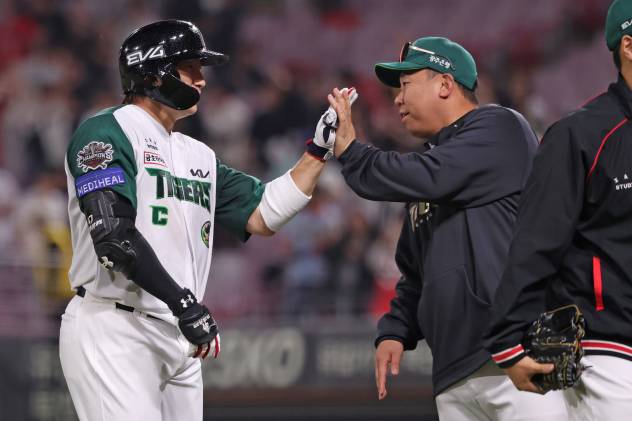 17일 광주 KT 위즈전에서 끝내기 안타를 기록한 나성범이 이범호 감독과 하이파이브하고 있다. KIA 제공