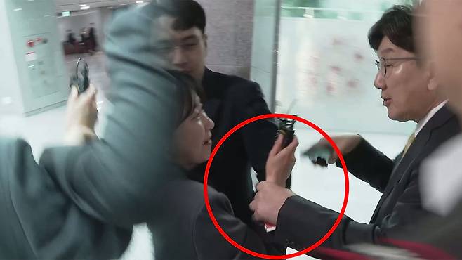 취재를 요청하는 인터넷 언론 '뉴스타파' 기자의 손목을 잡아끌고 가는 권성동 원내대표 [뉴스타파 유튜브 캡처]