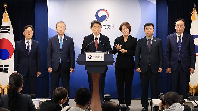 브리핑하는 이주호 부총리 겸 교육부 장관